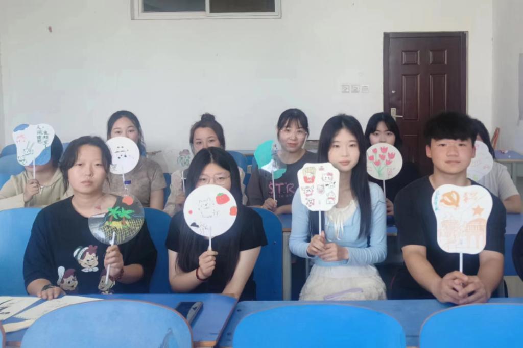 巧手绘团扇，畅想传承梦——机械与汽车工程学院开展团扇绘制活动