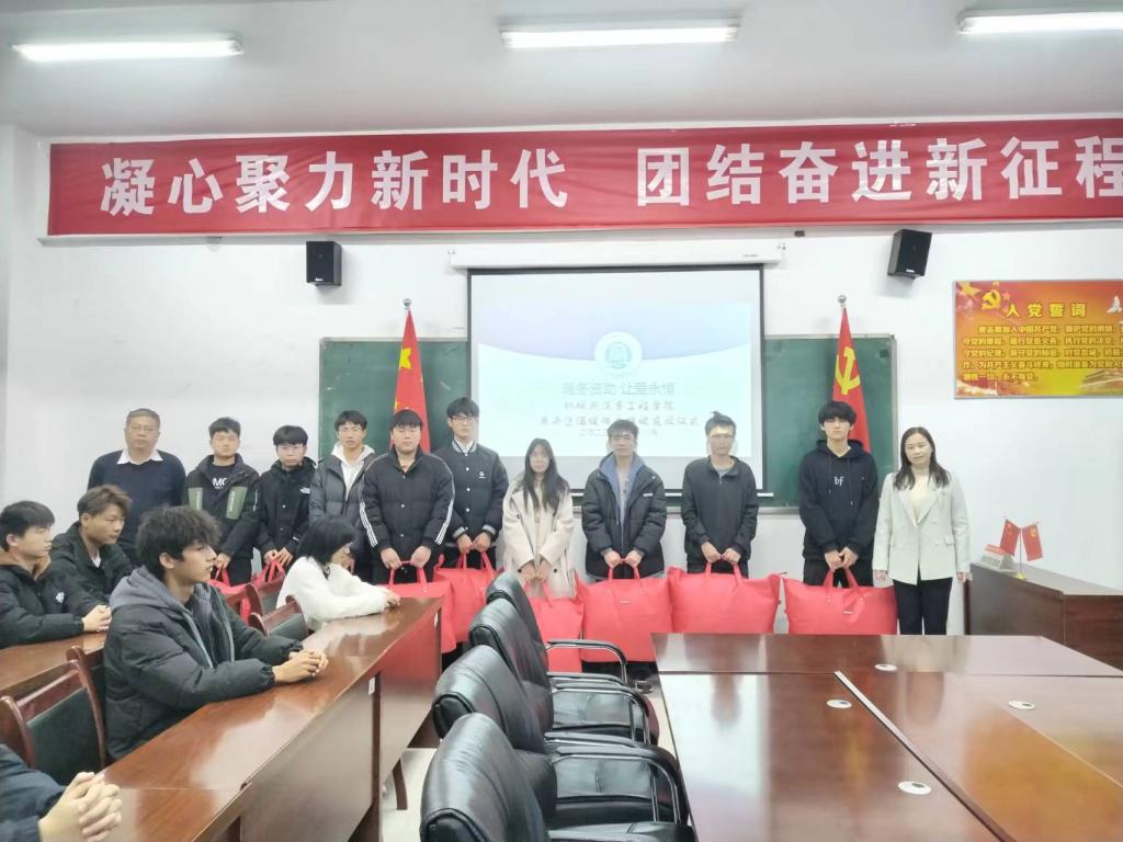 我院举行“寒冬送温暖”棉被棉衣发放仪式