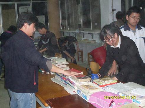 我院青年联合会组织志愿者在365官网图书馆举行志愿者活动