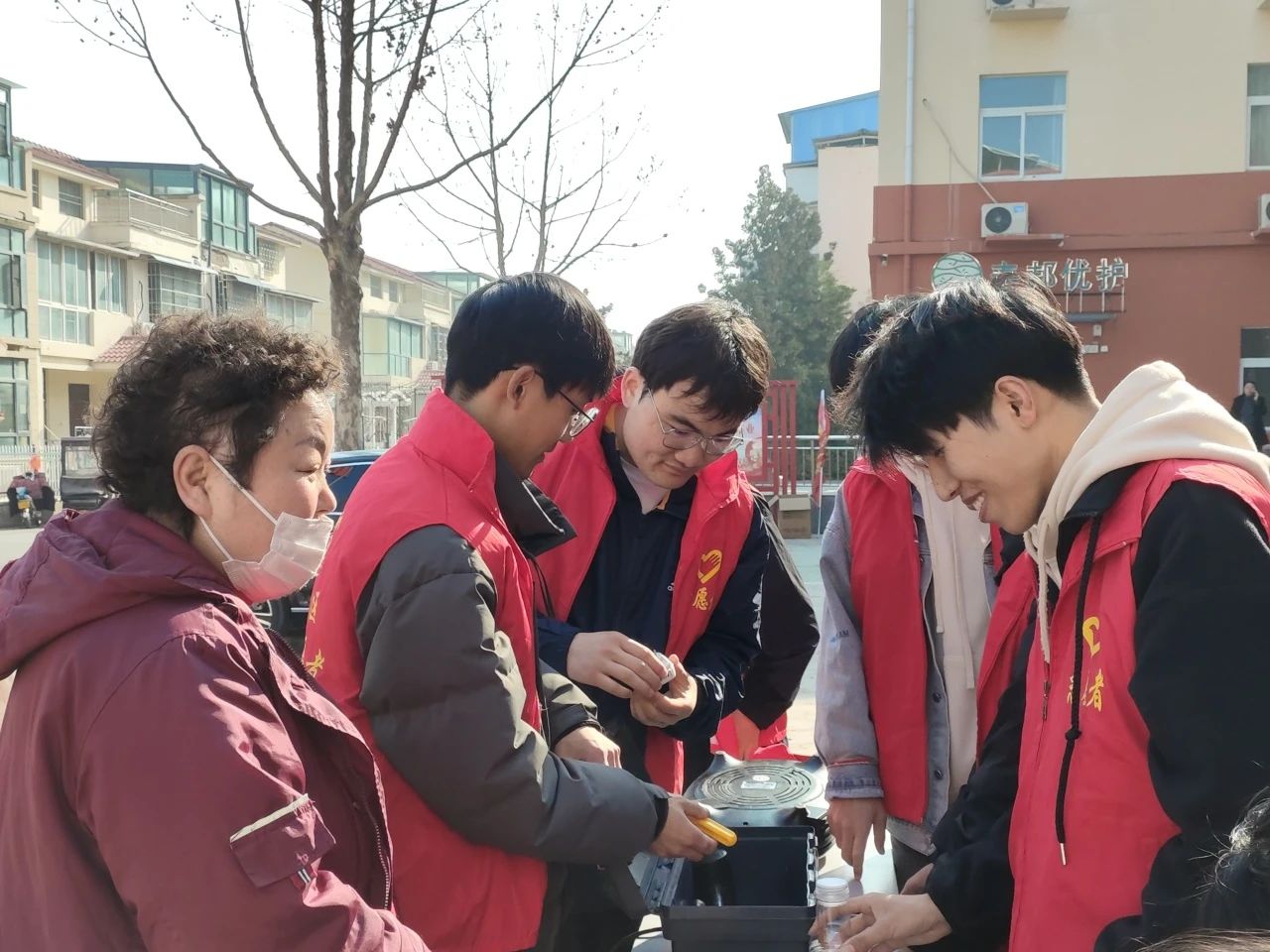 电子电气工程学院开展“志愿筑梦新时代，雷锋精神共传承”社区志愿服务活动