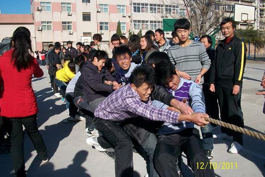 机电学院举行拔河比赛