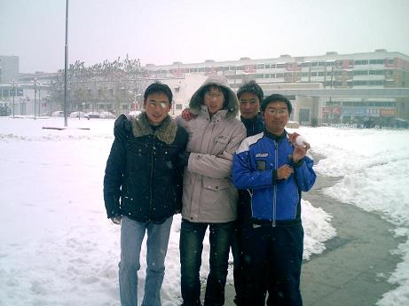 机电学院组织学生在明德广场扫雪