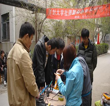 电子电气学院志愿者进社区开展义务维修活动