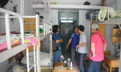 机电学院领导及老师深入宿舍看望毕业生