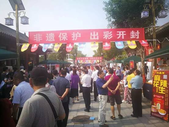 说明: 开幕式之前，参加活动的领导和嘉宾参观了非遗宣传展示活动，对活动的举办给予了高度评价。