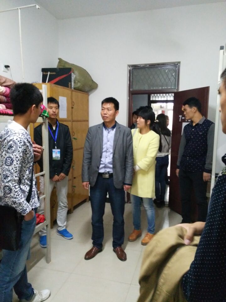 电子电气工程学院深入学生宿舍开展安全卫生文明排查活动