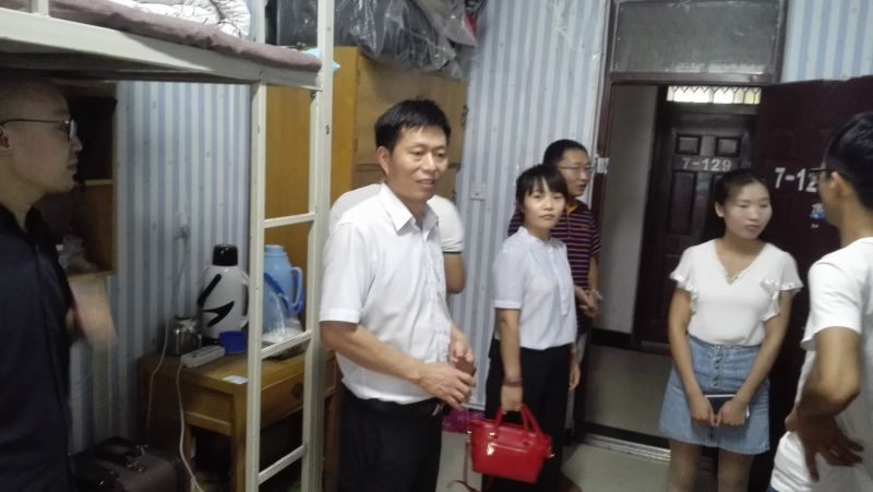 电子电气工程学院领导深入宿舍看望学生