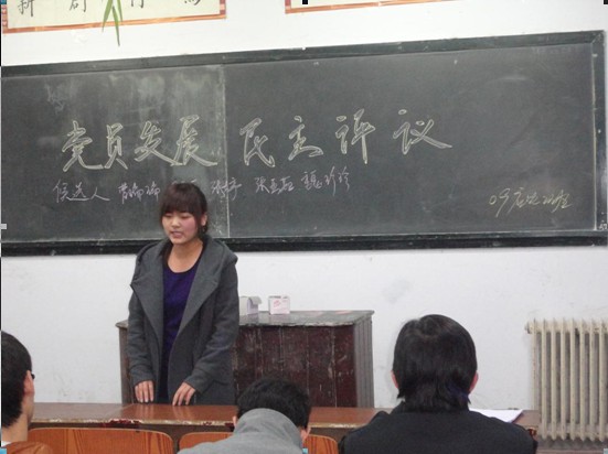 09应电二班召开班会民主评议党员发展对象