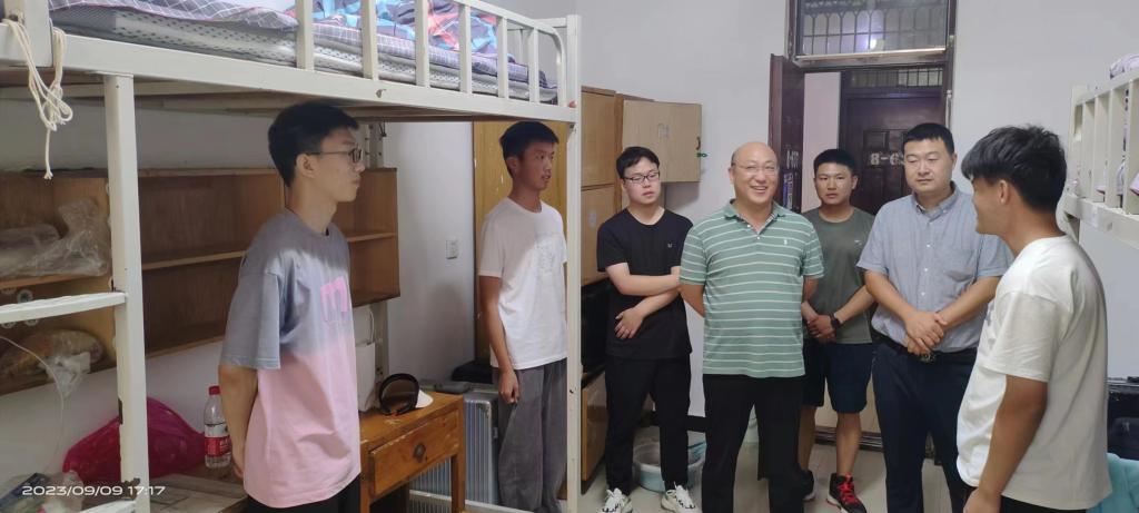 心系新生，温暖入寝—电子电气工程学院开展走访新生宿舍活动