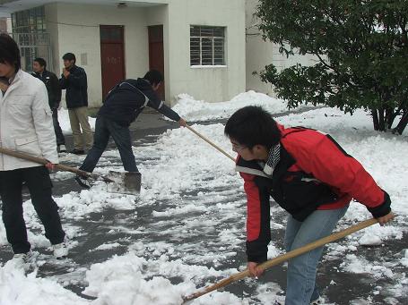 机电学院师生清扫校园积雪