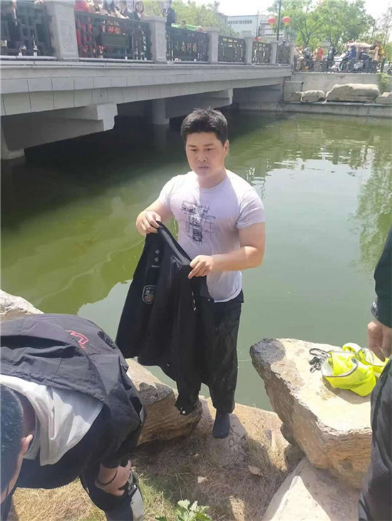 365英国上市集团官网大学生勇救落水儿童