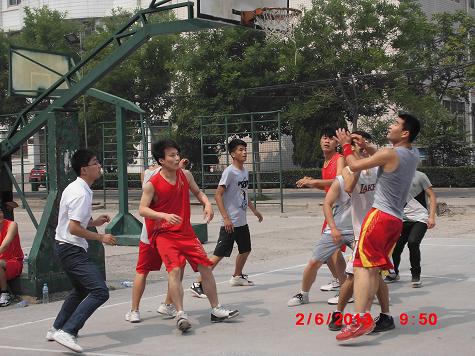 电子电气工程学院举办欢送毕业生系列活动之“篮球友谊赛”