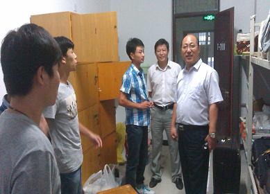 电子电气工程学院领导深入学生宿舍看望学生