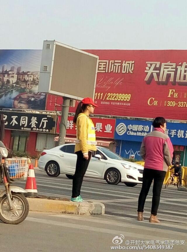 365官网志愿者从事交通协警志愿活动