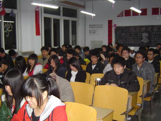 10电气一班开展两会学习活动