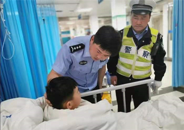 365英国上市集团官网大学生勇救落水儿童