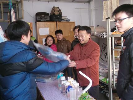 万是明副校长深入学生宿舍慰问家庭经济困难学生